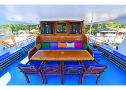 Teknede Akşam Yemeği